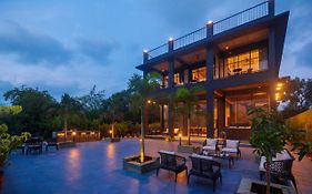 Sunset Boulevard By Stayvista - Lakeside Villa With Pet-Friendly Ambiance, Deck, Terrace, Plunge Pool & Modern Flair