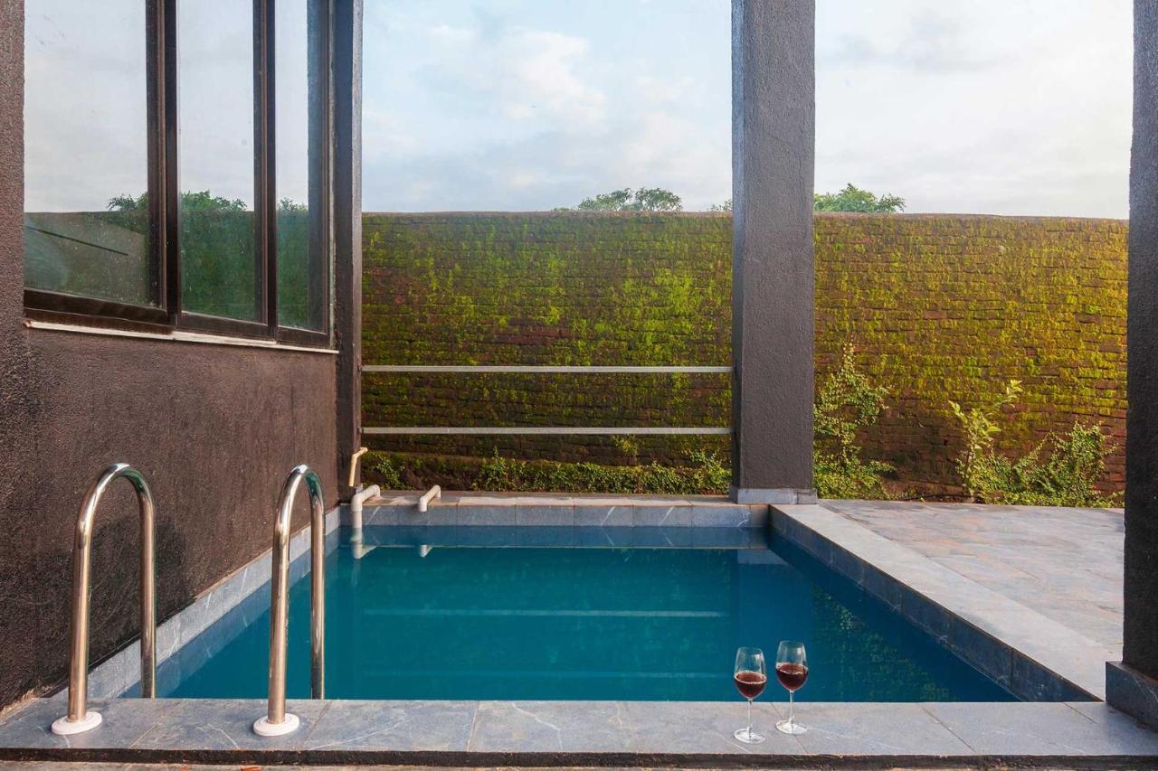 Sunset Boulevard by Stayvista: Lakeside Pet-Friendly Villa with Pool Karjat Exterior photo