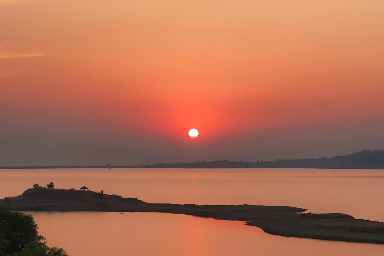 Sunset Boulevard by Stayvista: Lakeside Pet-Friendly Villa with Pool Karjat Exterior photo