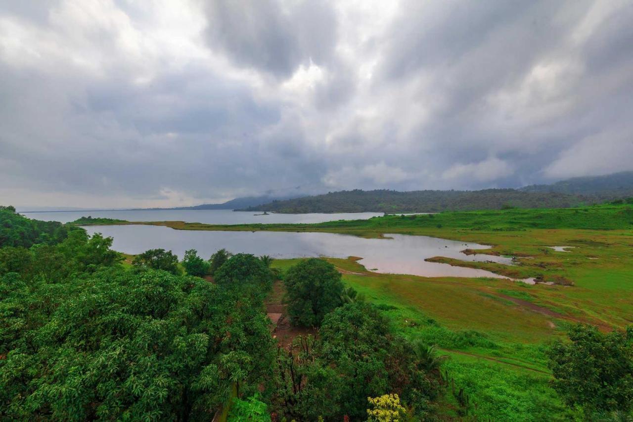 Sunset Boulevard by Stayvista: Lakeside Pet-Friendly Villa with Pool Karjat Exterior photo