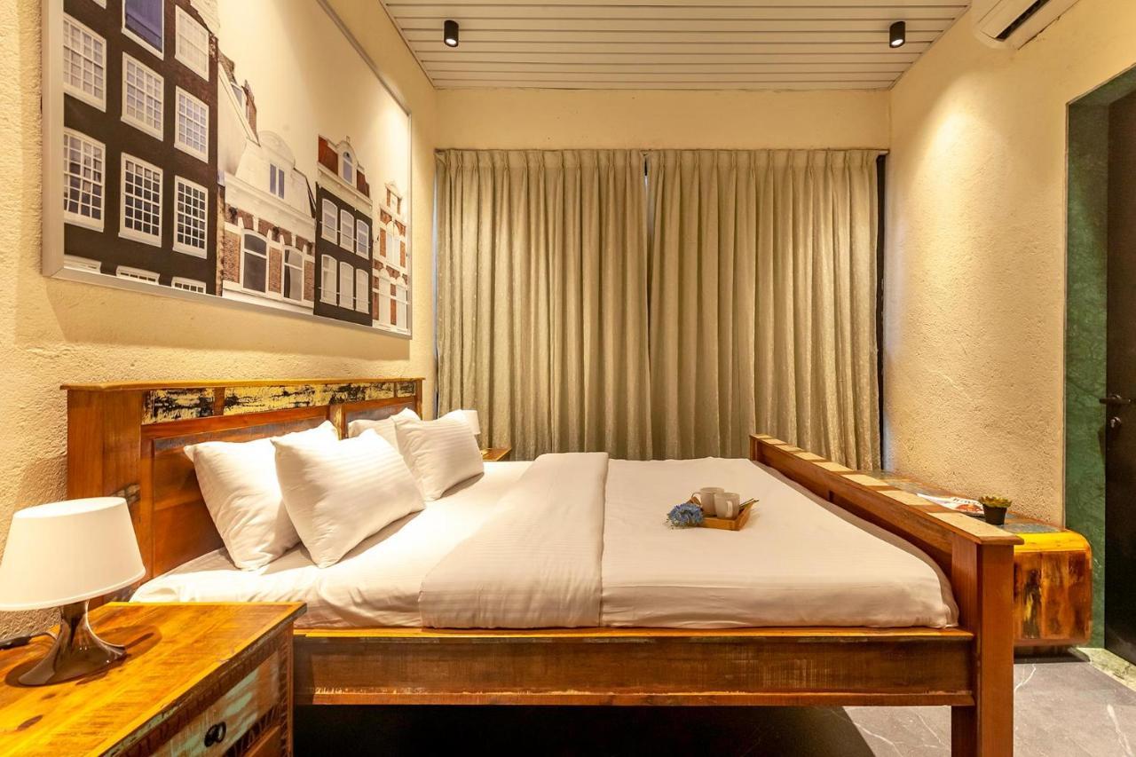 Sunset Boulevard by Stayvista: Lakeside Pet-Friendly Villa with Pool Karjat Exterior photo