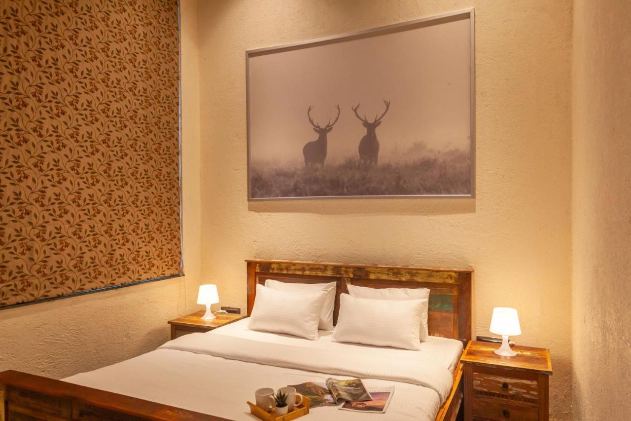 Sunset Boulevard by Stayvista: Lakeside Pet-Friendly Villa with Pool Karjat Exterior photo
