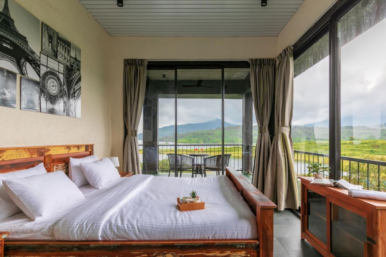 Sunset Boulevard by Stayvista: Lakeside Pet-Friendly Villa with Pool Karjat Exterior photo