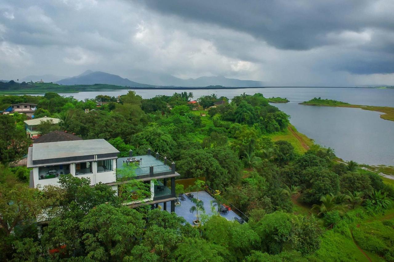 Sunset Boulevard by Stayvista: Lakeside Pet-Friendly Villa with Pool Karjat Exterior photo