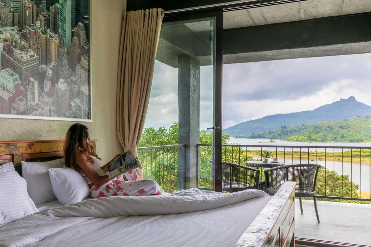 Sunset Boulevard by Stayvista: Lakeside Pet-Friendly Villa with Pool Karjat Exterior photo